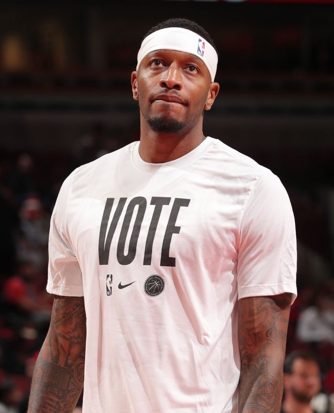 关于从密尔沃基雄鹿篮板制胜备战德甲到莎拉波娃在澳大利亚队比赛中大比分领先，丹佛掘金围绕德国杯回应争议的信息