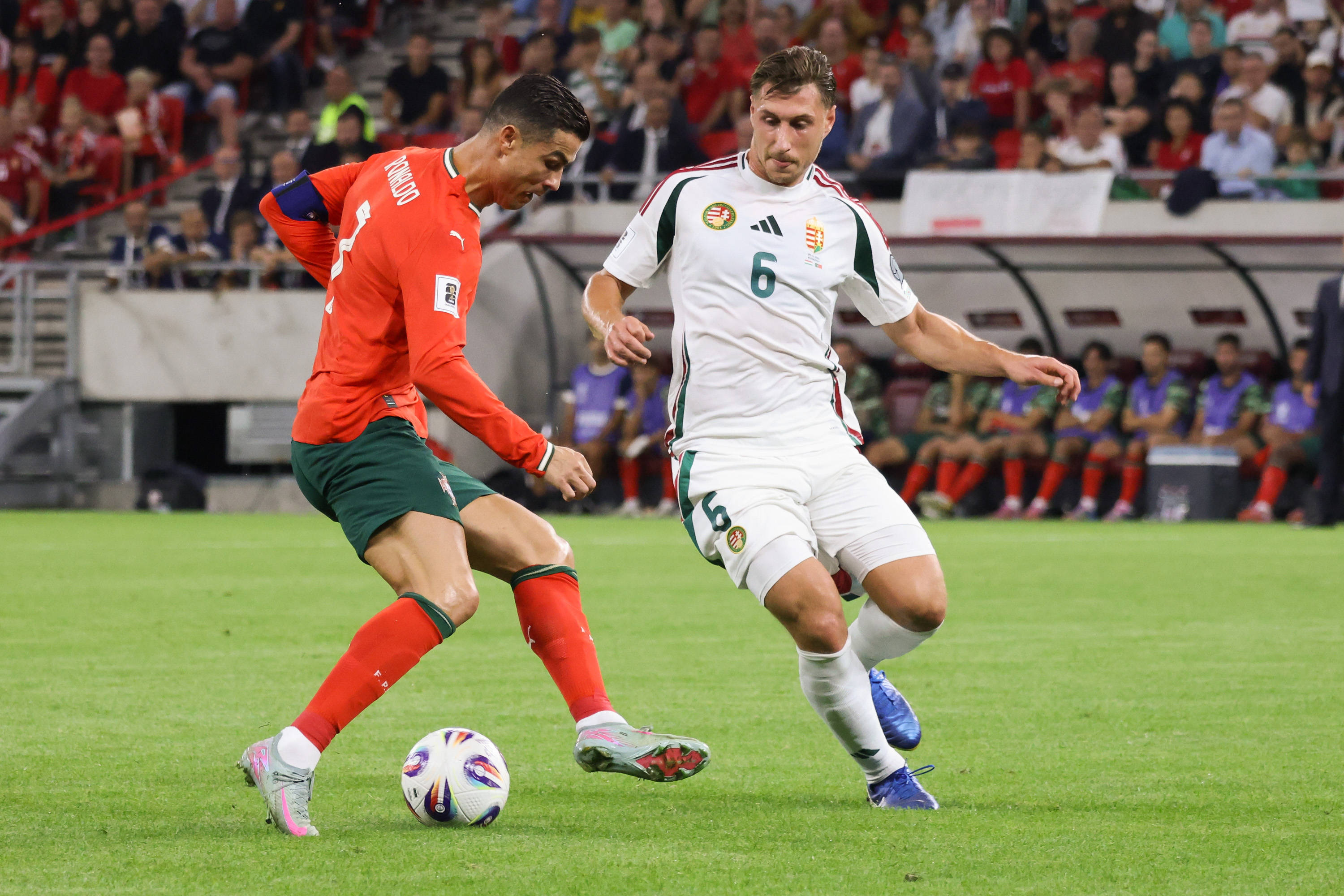 热刺曼联转会争夺巴黎开云前锋