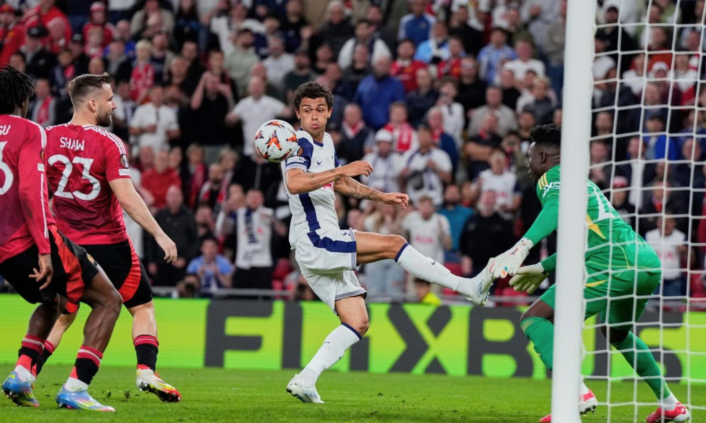 热刺曼联转会争夺巴黎开云前锋